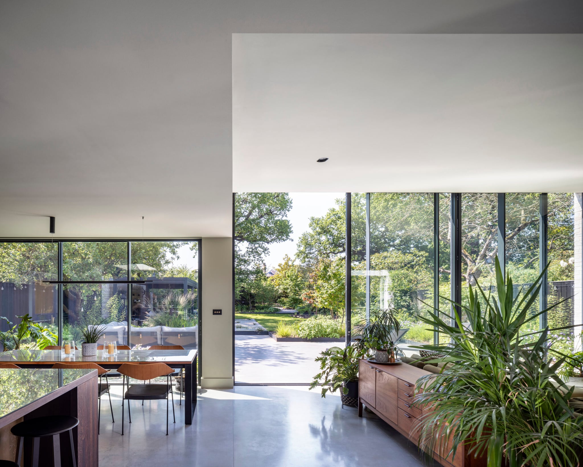 styled-home-studios-disco-dramatic-n2-1.jpg