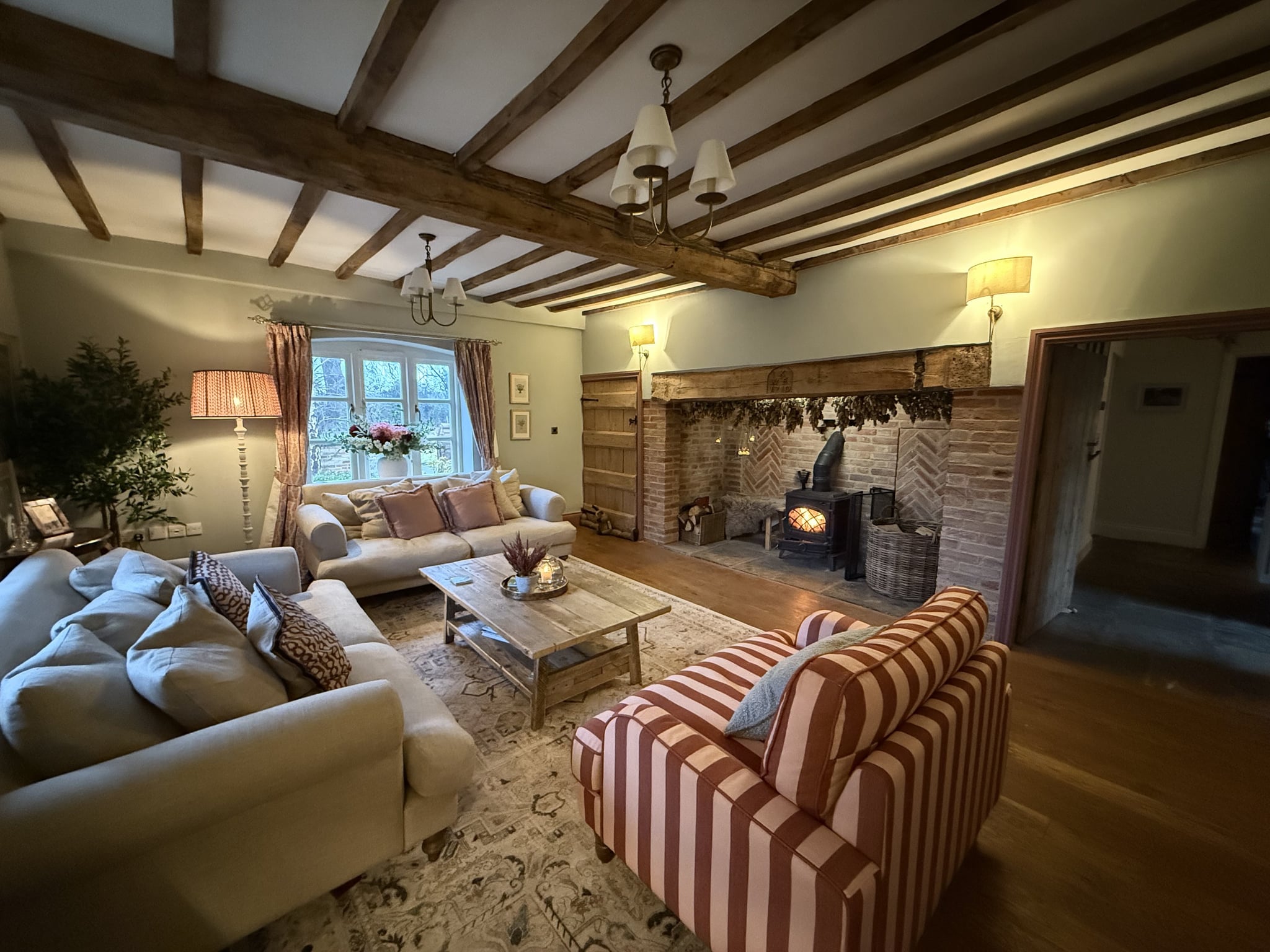 styled-home-studios-family-farmhouse-b93-1