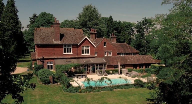 styled-home-studios-grand-galleried-hall-gu8-5