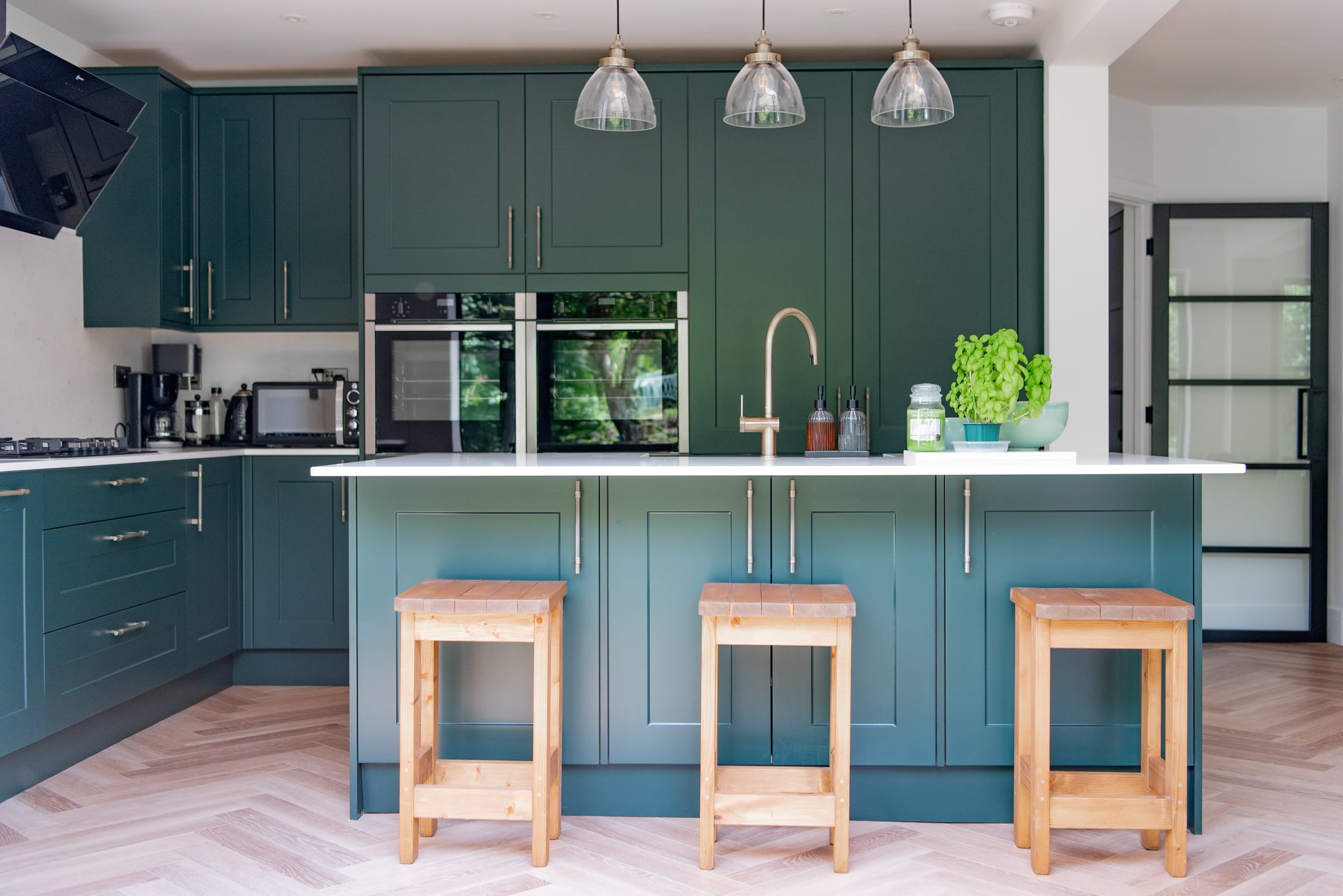 styled-home-studios-serene-green-wd19-1