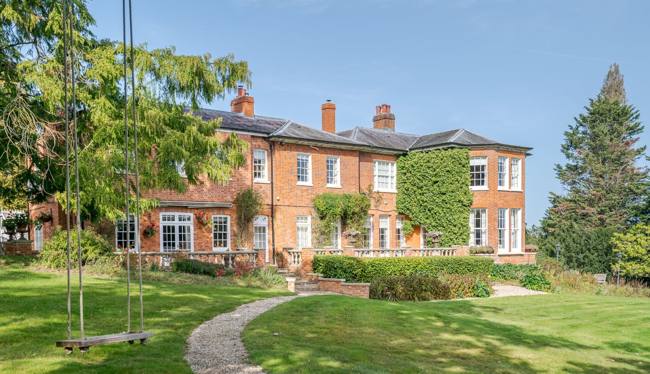 styled-home-studios-sweeping-court-estate-rg42-1