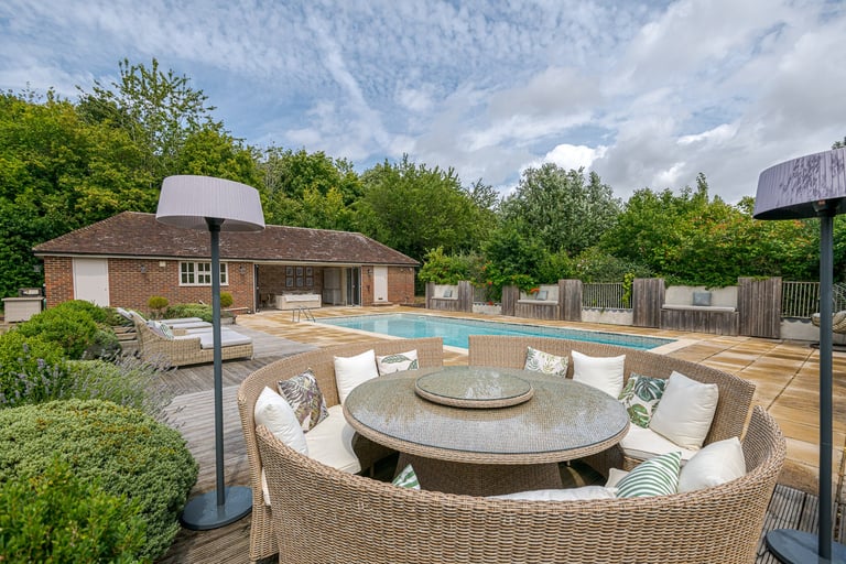 styled-home-studios-versatile-victorian-farmhouse-gu6-5